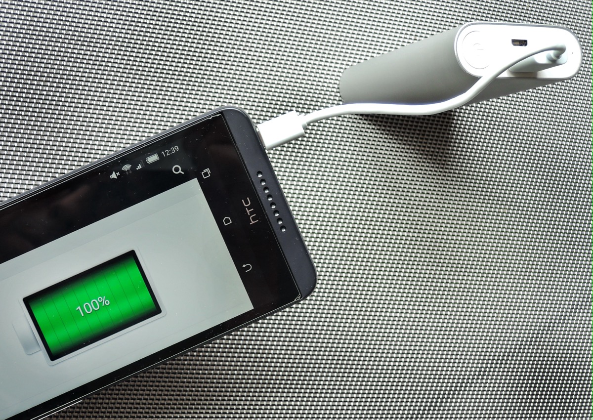 Powerbank magnetico attaccato a smartphone